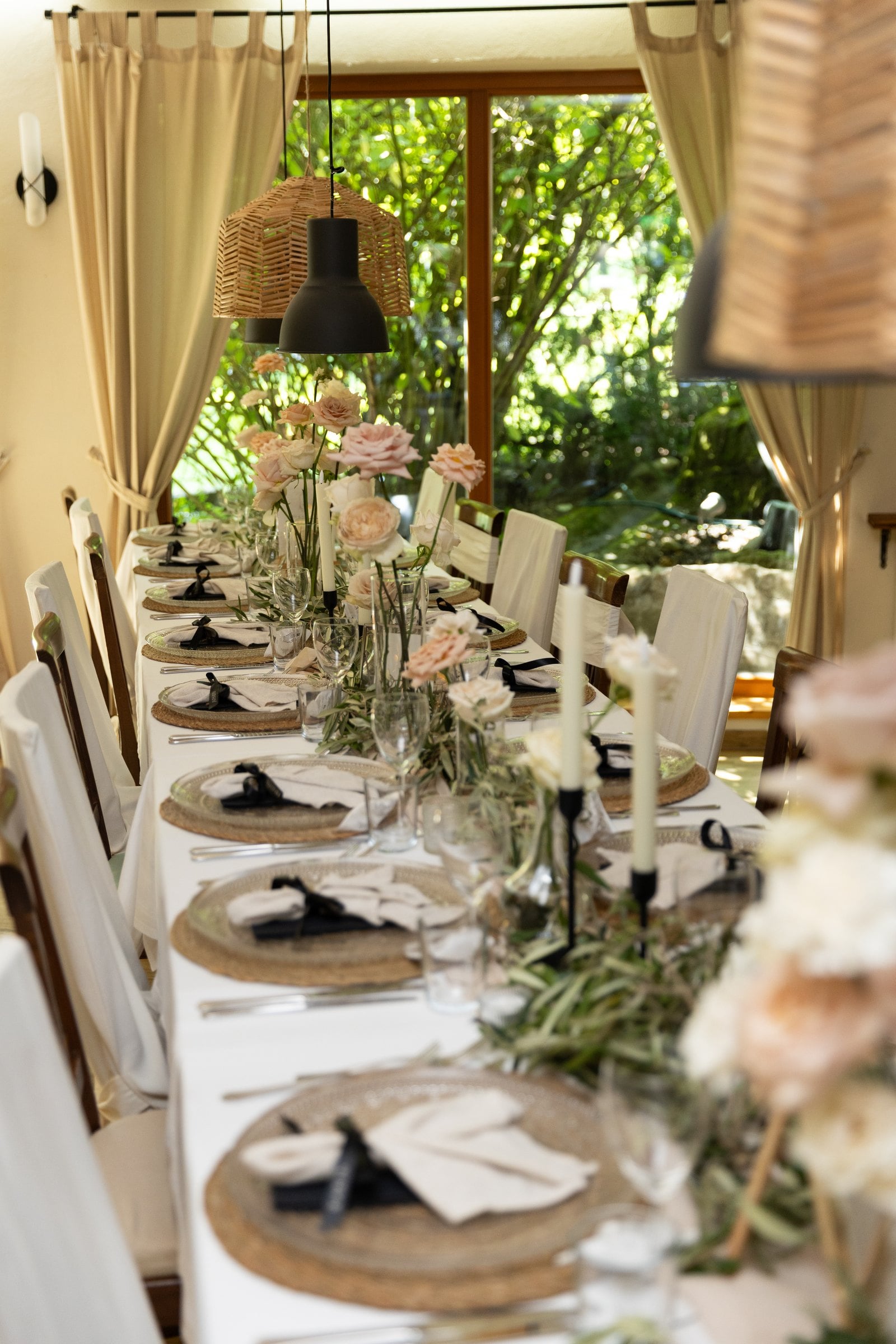Festlich gedeckte lange Tafel im Landhaus